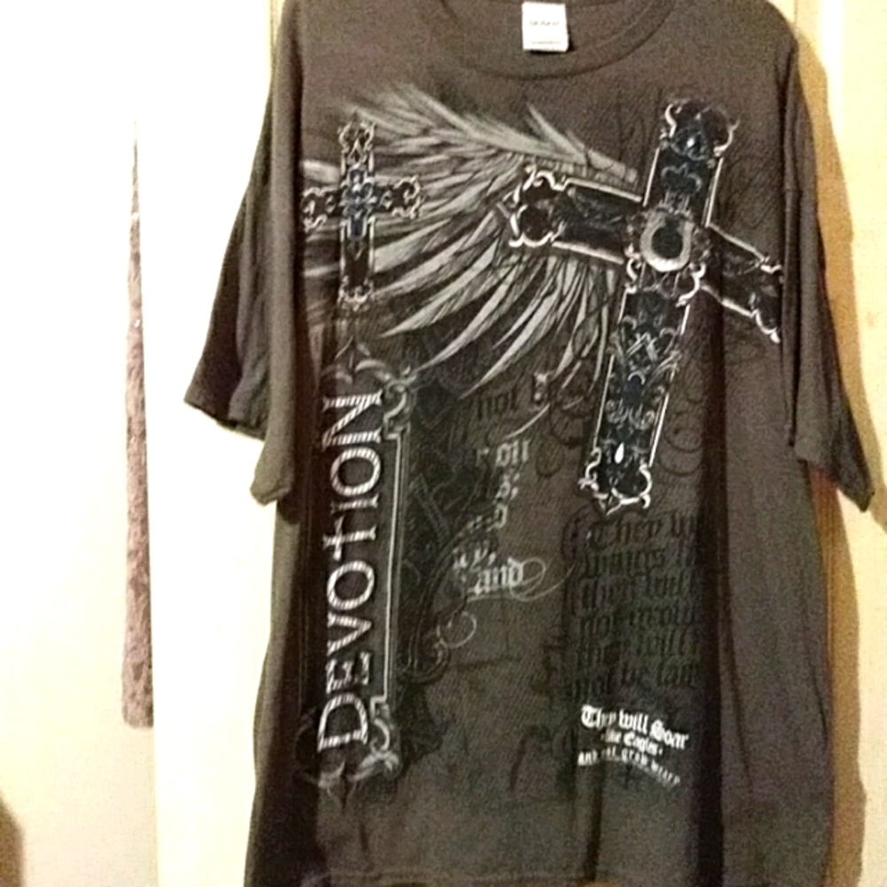 Gildan t-shirt. Size 2XL. Beautiful design on the front